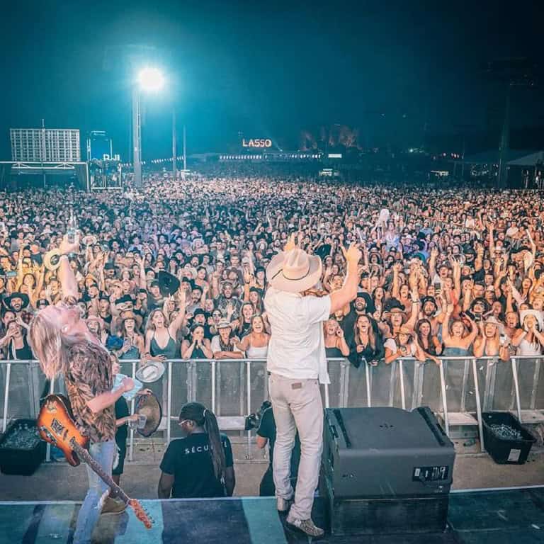 Dustin Lynch in one of his concerts.